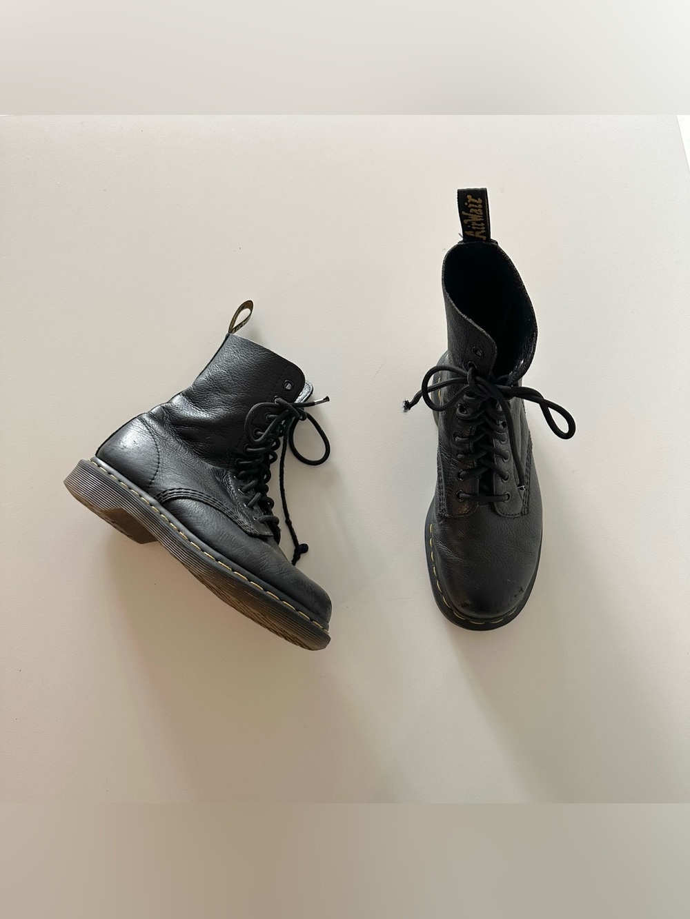 Dr. Martens Genuine Leather Black Combat Boots 7 US 1460 Pascal Grunge
There a
